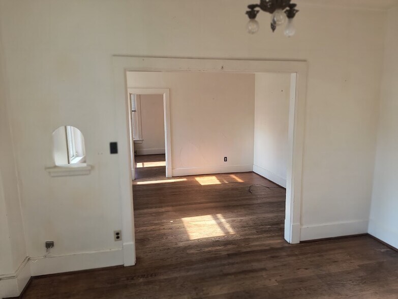 Building Photo - 308 N Linn St