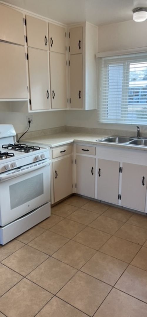 Building Photo - Nice 3 Bedroom 2 Bathroom, 2 Living areas. NE Heights, with plenty of room to roam inside and out