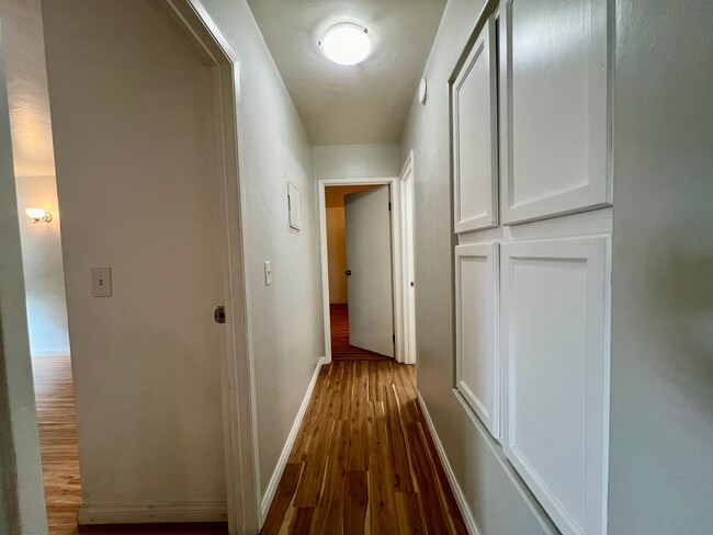 Building Photo - GREAT location, downstairs 2+2 condo
