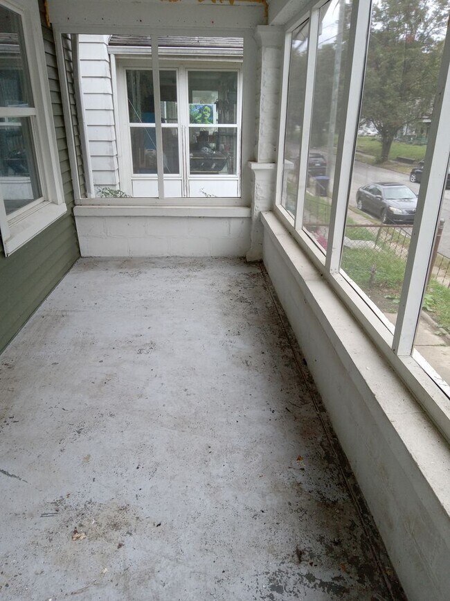 Building Photo - LEASING SPECIAL - MOVE IN BY 1/1/2026 AND RECEIVE 2ND MONTH OF RENT FREE. Super cute 2 br House