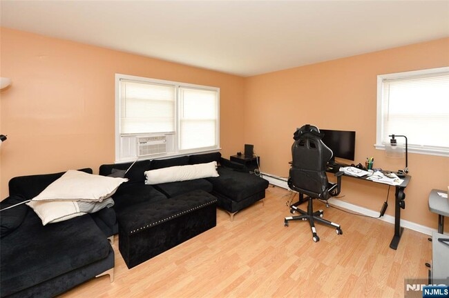 Building Photo - 128 Garibaldi Ave