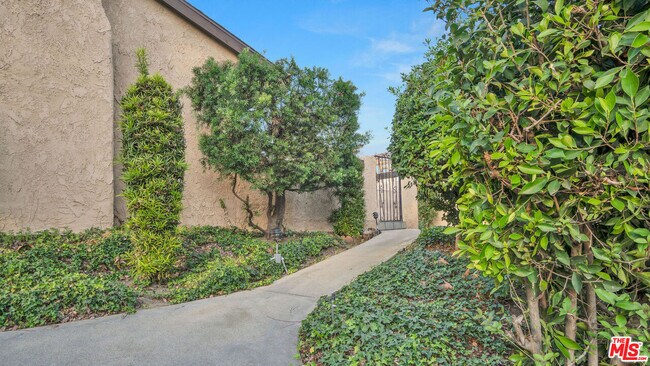 Building Photo - 263 E Sierra Madre Blvd