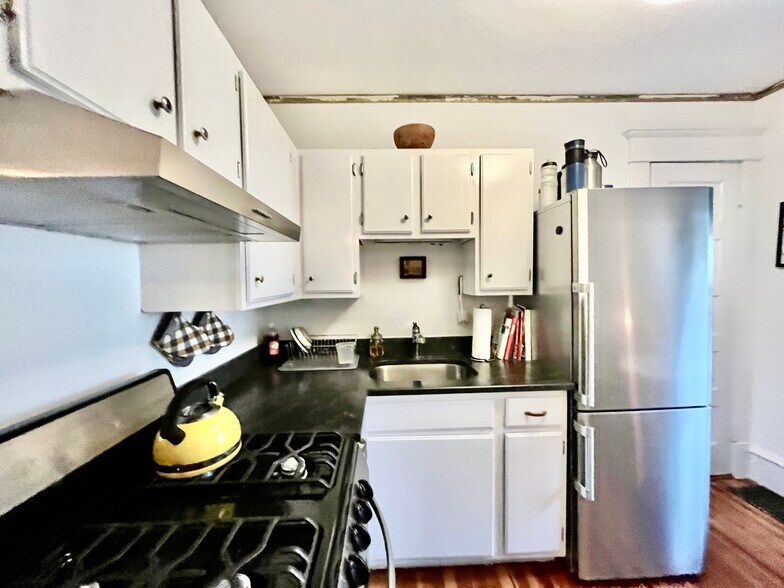 Building Photo - 206 Elm St