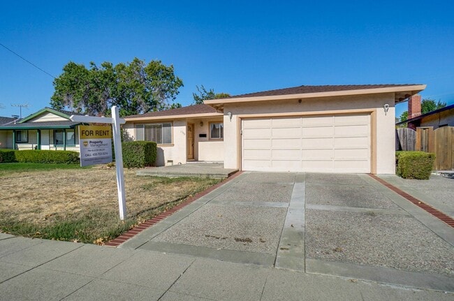 Building Photo - 1109 White Cliff Dr