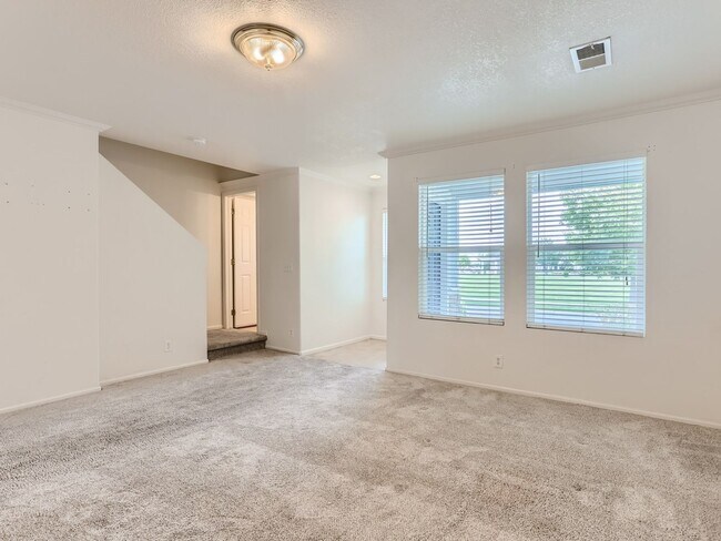 Building Photo - Amazing 2BR, 3BTH w/Garage in First Creek