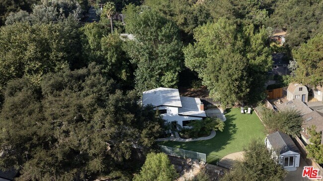Building Photo - 1380 Old Topanga Canyon Rd