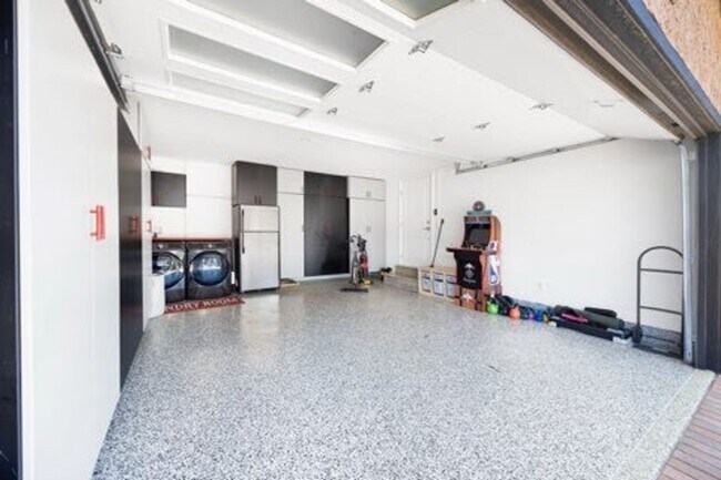 Building Photo - Fully Furnished Elegant Home