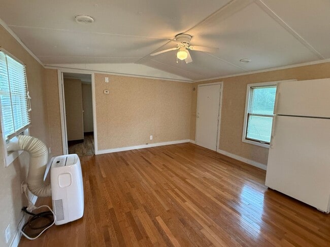 Building Photo - 2 bedroom, 1 bath Mobile Home