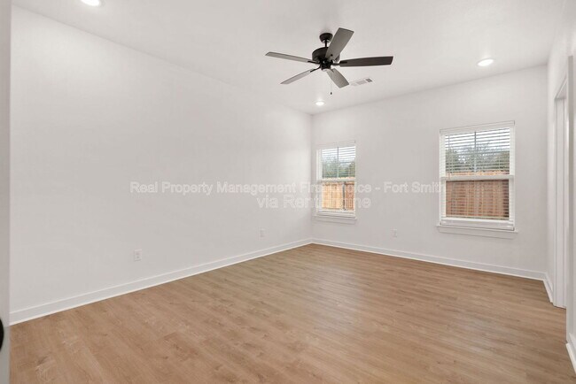 Building Photo - 8826 Cantera Dr