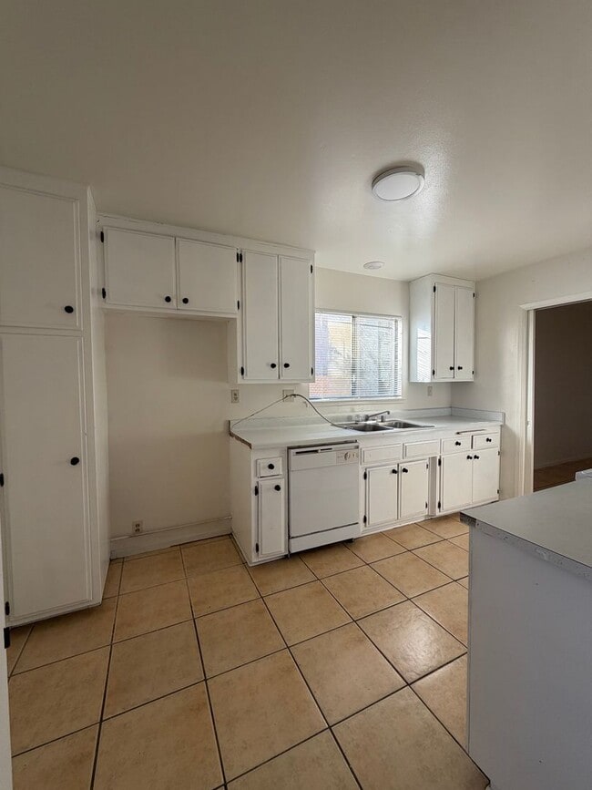 Building Photo - Spacious 3 Bedroom 2 Bathroom House For Rent