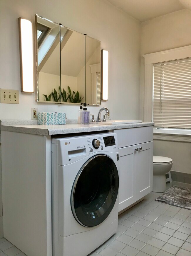 Building Photo - 81 Fern St