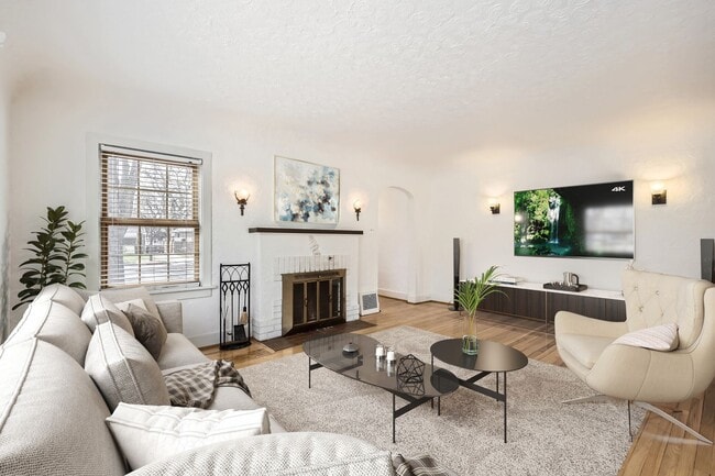 Building Photo - 520 S Loomis Ave