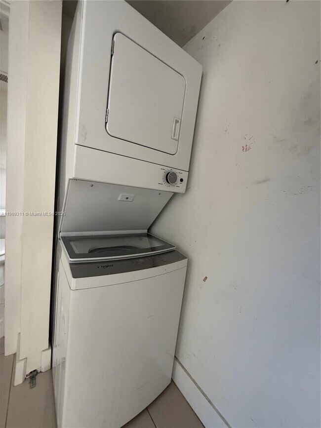 Building Photo - 1765 Normandy Dr