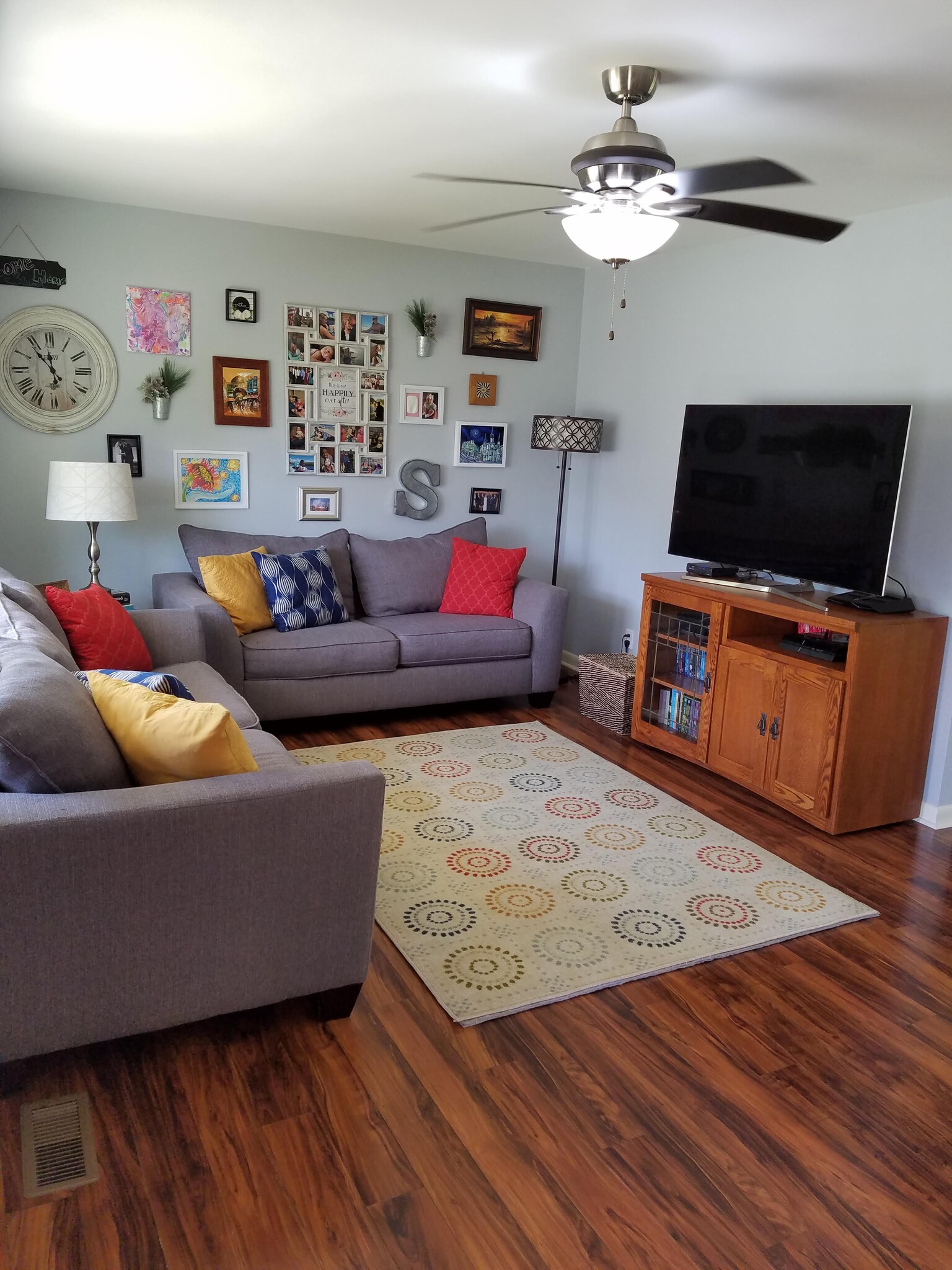 Living room at front of the house - 2016 Lakemeadow Dr