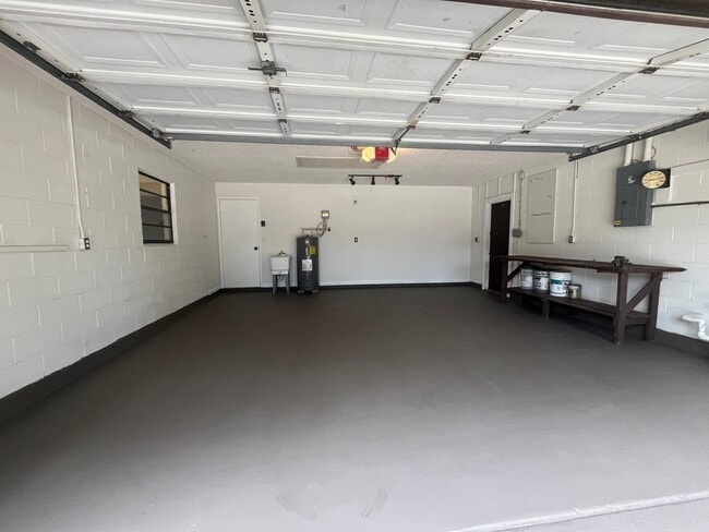 Building Photo - Super Cute 3bd 2bath! FENCED IN YARD !