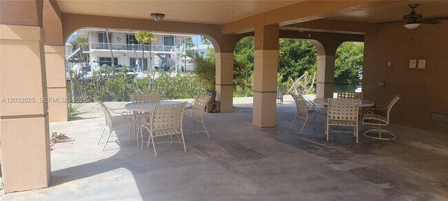 Building Photo - 51 W Plaza Del Lago