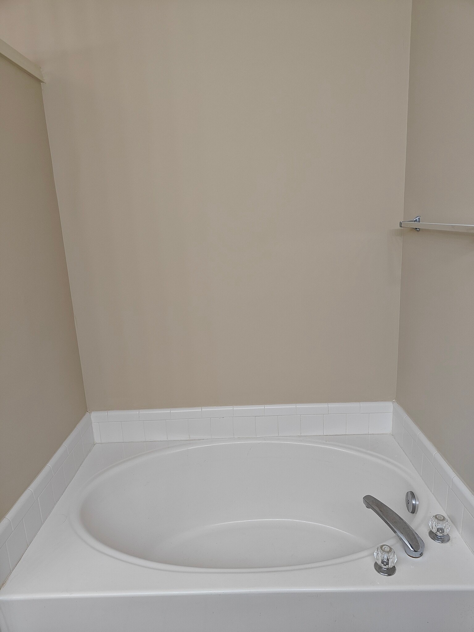 Master bathroom bathtub - 2401 Elkhorn Ter