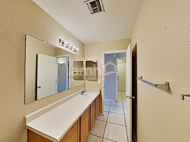 Building Photo - 5691 S Abbottsford Dr