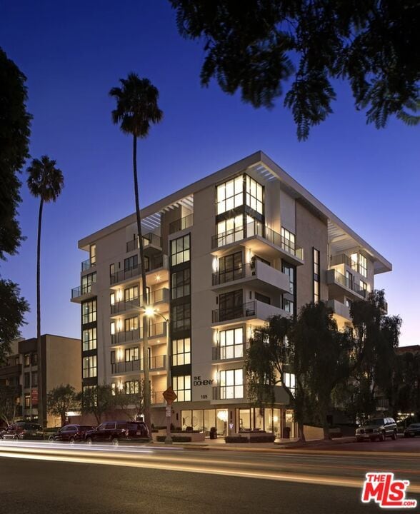 Building Photo - 105 S Doheny Dr