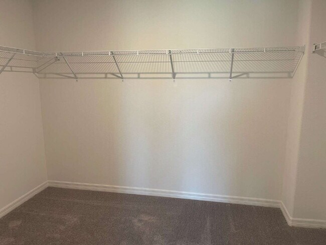 Building Photo - "Spacious 4-Bed Oasis with 2.5 Baths on Ra...