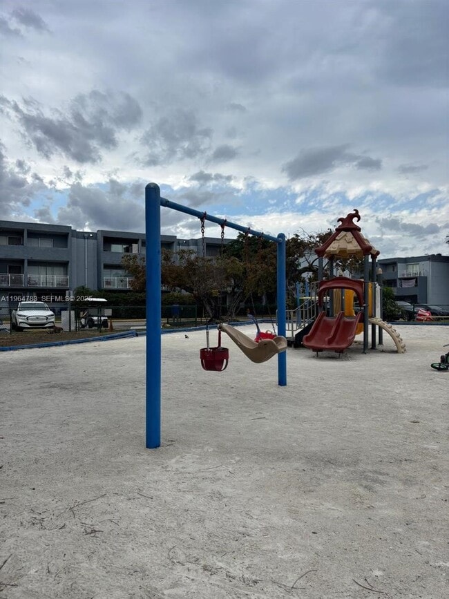 Building Photo - 9365 Fontainebleau Blvd