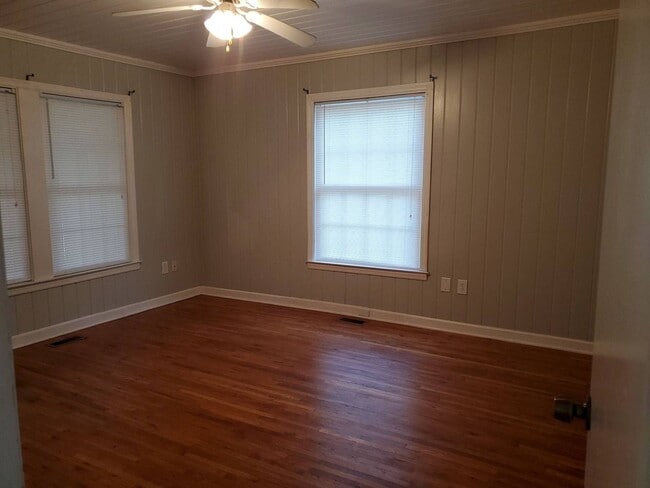 Building Photo - Great older home in Gastonia near Westfield Mall and Hospital