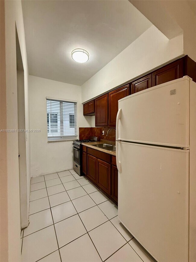 Building Photo - 610 12th St