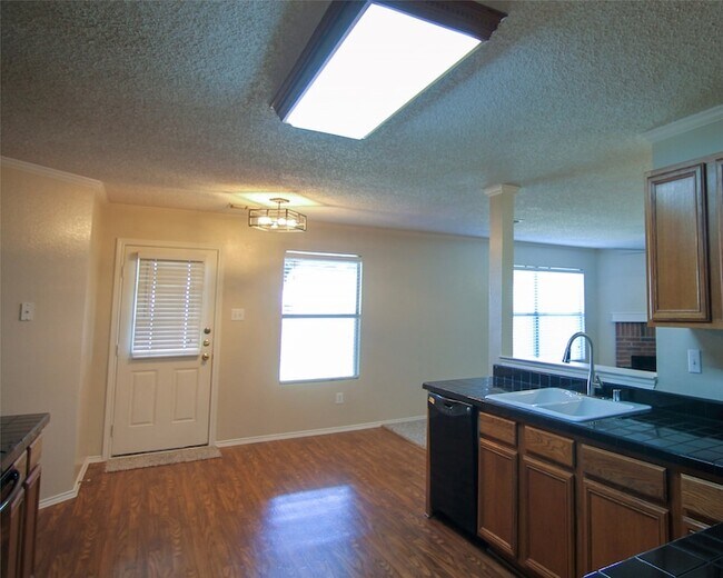 Building Photo - 1460 Stewart Dr