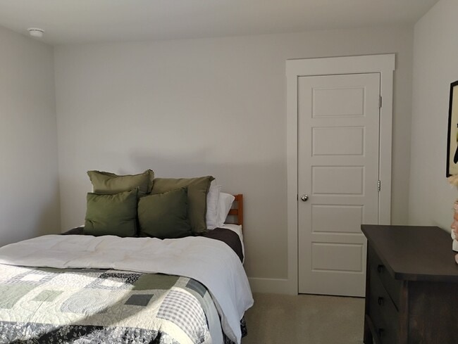 Building Photo - 353 Wash Holw Dr