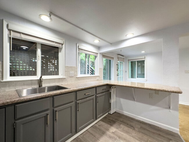 Building Photo - 344a Utah St