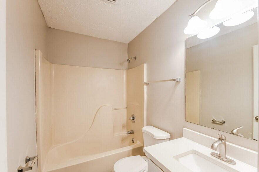 Building Photo - 5223 Pin Oak Dr