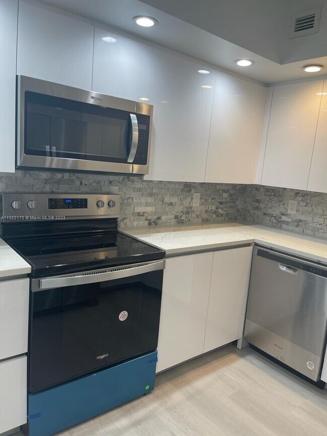 Primary Photo - 5600 Collins Ave