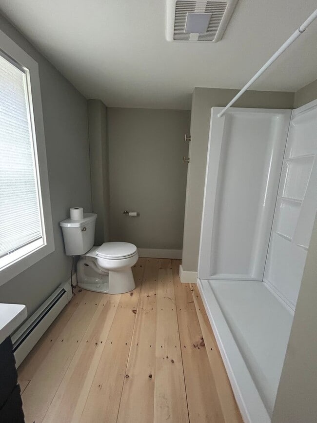 Building Photo - Beautiful renovated 5 bedroom 2.5 bath sin...