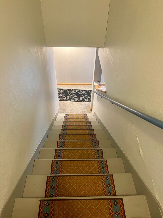 Building Photo - Furnished 3 bedroom/2bath close to Garden of the Gods