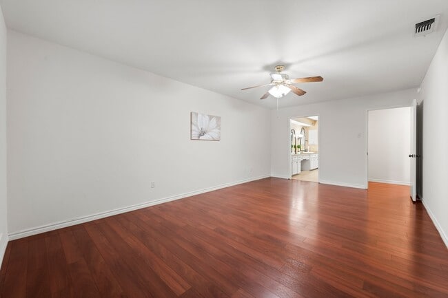Building Photo - 16815 Memorial Oaks Ln