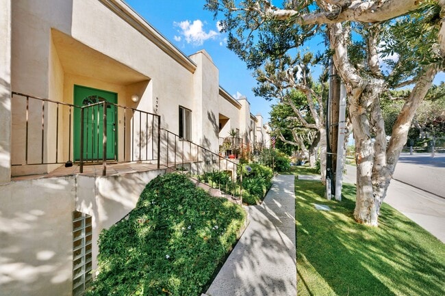 Building Photo - 6502 Dume Dr