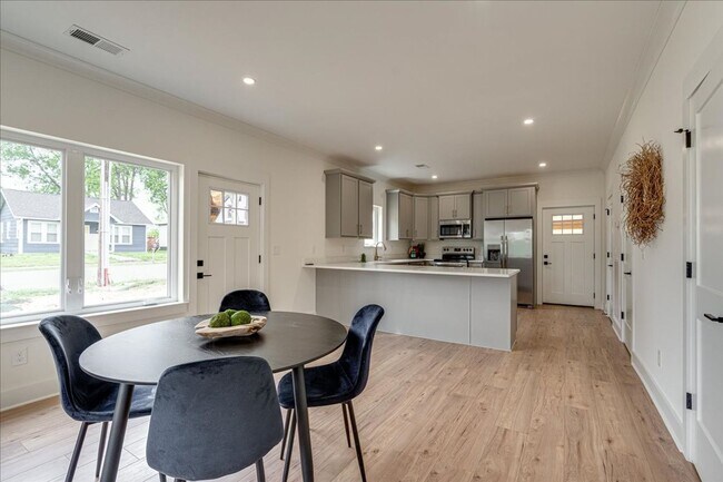 Building Photo - 2519 E 12th St