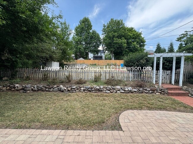 Building Photo - Charming and Updated Home in Raleigh Court with Fenced In Yard, Lawn Care Included!