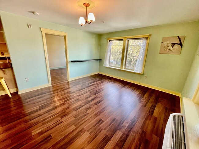 Building Photo - Spacious & Updated 2-Bedroom Condo in Prim...