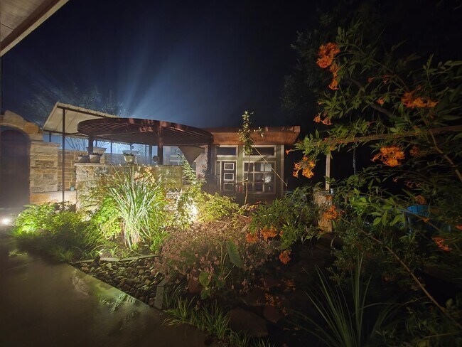 Building Photo - Custom built condo! Country Living! Offered unfurnished OR furnished!