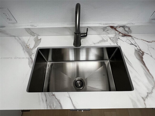 Building Photo - 7124 Southgate Blvd