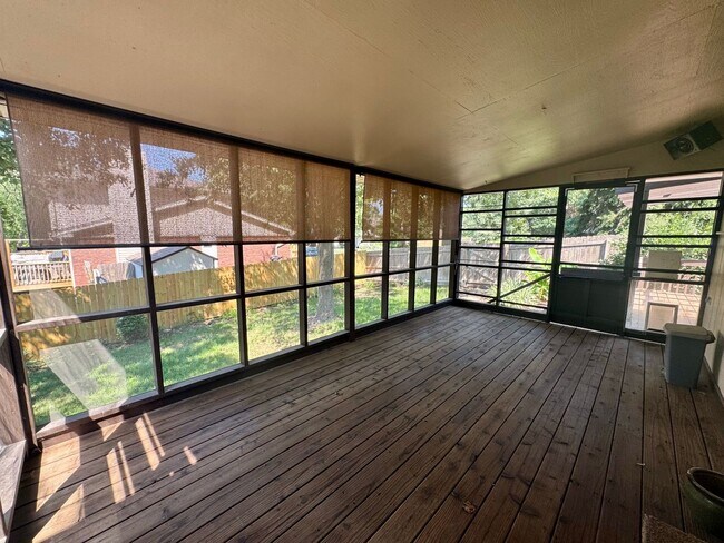 Building Photo - Beautiful walk-out house in SOUTH Lincoln