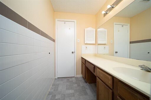 Building Photo - 8293 Sands Point Dr