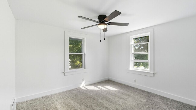 Building Photo - NEW LISTING! 2 Bedroom home!