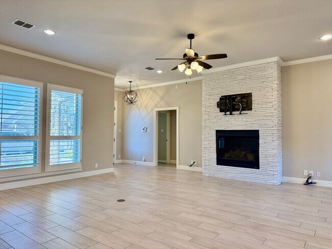 Building Photo - House For Rent