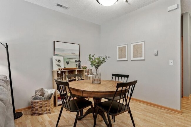 Building Photo - 2566 Ellis Ave