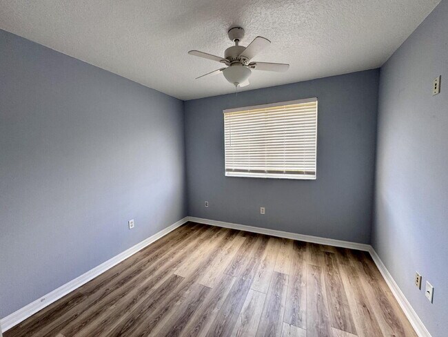 Building Photo - For Rent – Recently Renovated 3 Bed / 2 Ba...