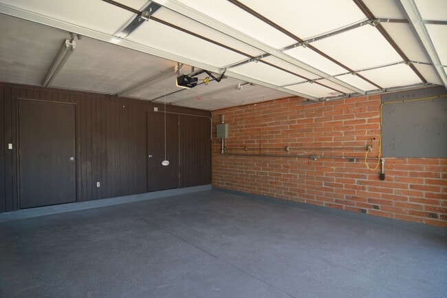 Building Photo - Well Maintained 3 Bedroom 2 Bath Home! Located in a Desirable North Tucson Location! Short Term R...