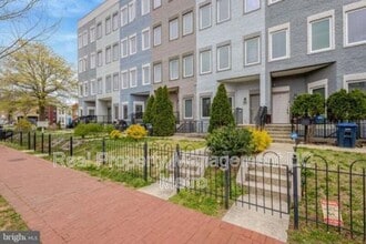 Building Photo - 927 12th St NE