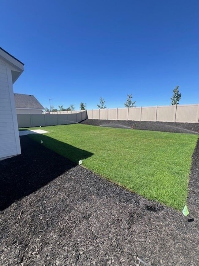 Building Photo - Newer 4 bed 2.5 bath home in Caldwell, just off Middleton Rd and Ward Rd.